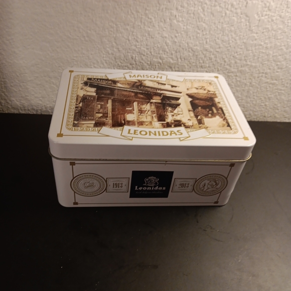 GORGEOUS NEW Maison Leonidas Belgian Chocalatier 7"Wx5"Dx4"H Tin Box. - Picture 6 of 6